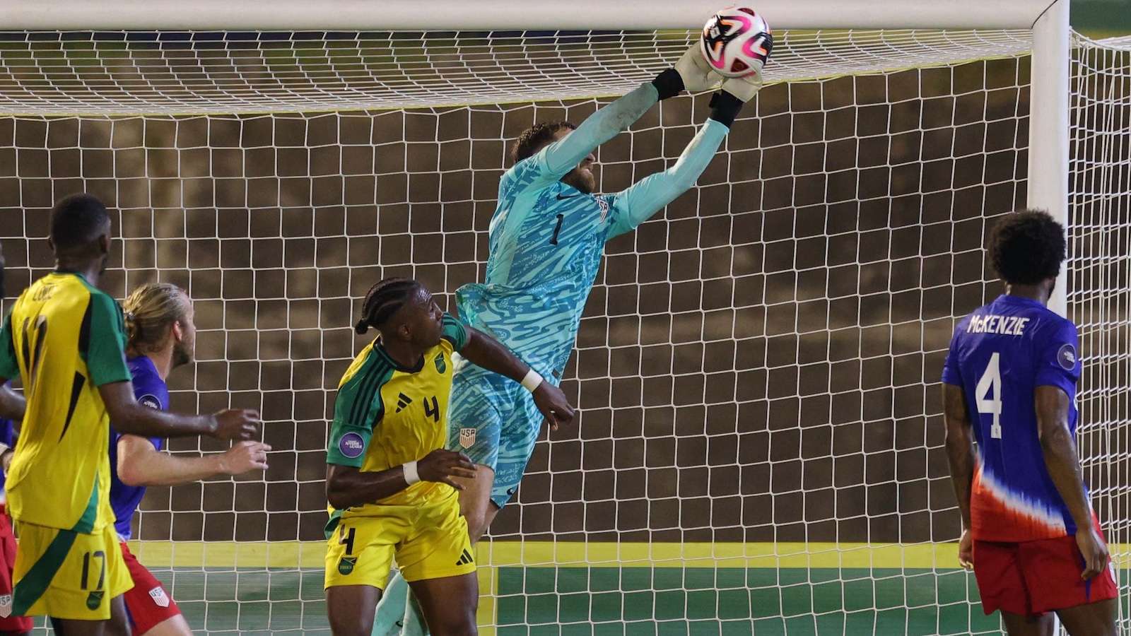 AJ-格林贊嘆字母哥單節25分的驚人表現 他是我們前行的引路人.