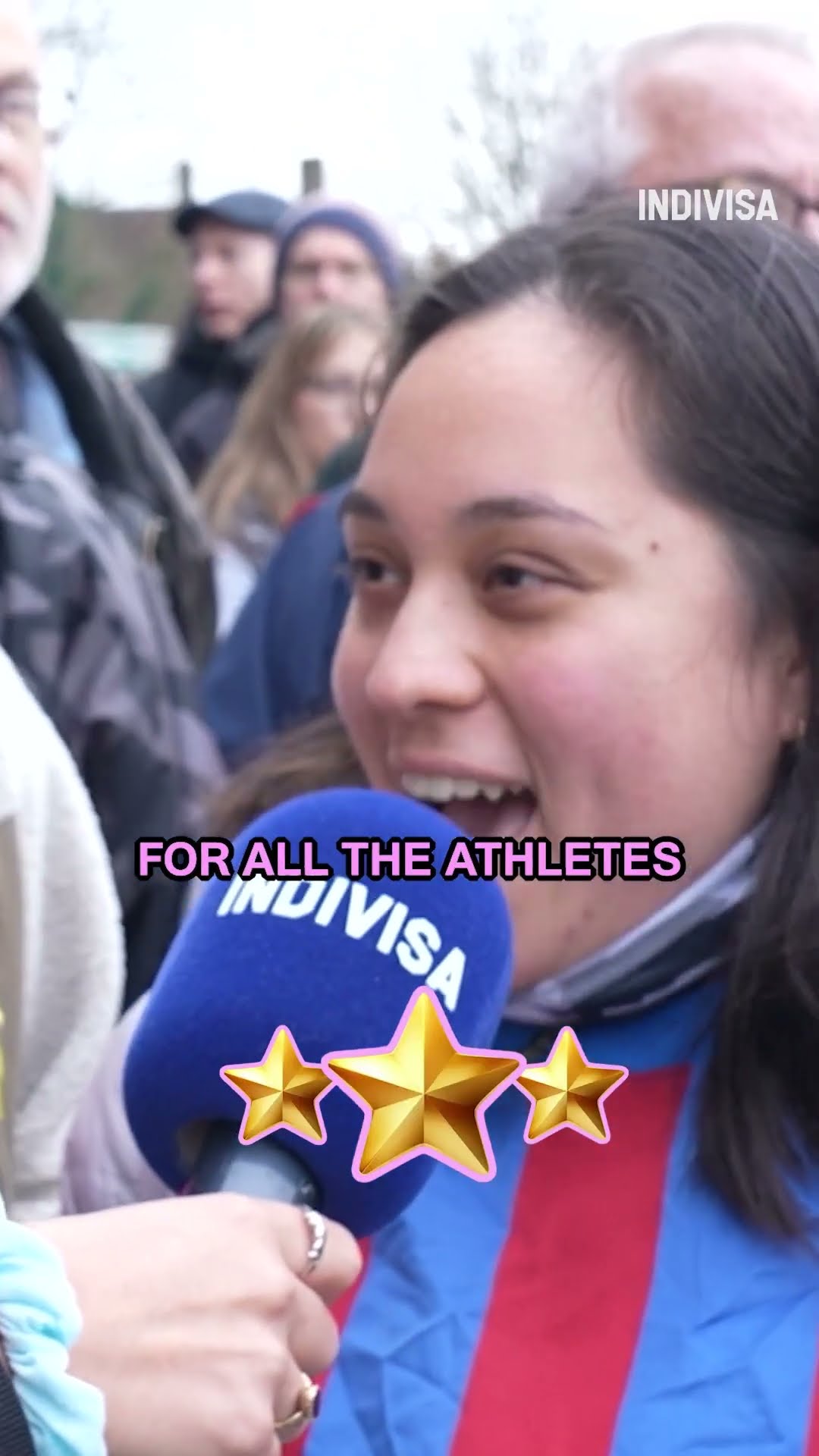 孙颖莎没接到球尴尬到假装擦球桌，网友：在哪跌倒就在哪趴会.